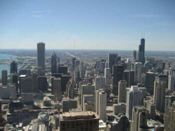 Небесная линия Чикаго с высоты башни Джон Хэнкок центр. Аон центр слева и Сирс тауэр справа. Фото: wikipedia.org