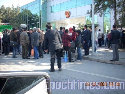 Багато людей зібралися напроти будівлі суду, щоб підтримати правозахисника Ху Цзя. Фото: epochtimes.com