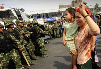 Акция протеста уйгур в Урумчи. Фото: AFP