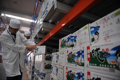 Снимаются с продажи отравленные молочные продукты. Фото: China Photos/Getty Images
