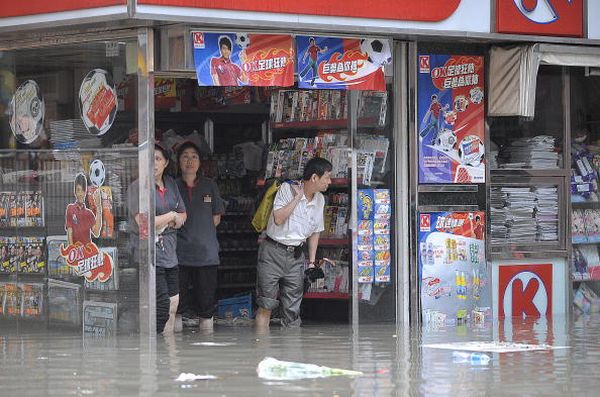 4-годинна злива в Гонконзі затопила багато районів міста. Фото: MIKE CLARKE/AFP/Getty Images 