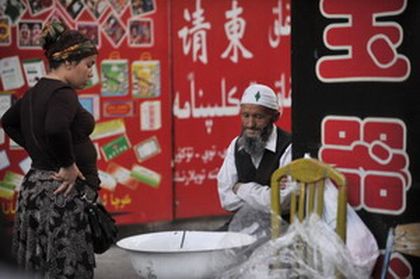 Народность уйгуры, подвергающиеся притеснениям со стороны компартии Китая в северо западной провинции Синцзян, имеют главным образом мусульманскую веру. Фото: PETER PARKS/AFP/Getty Images
