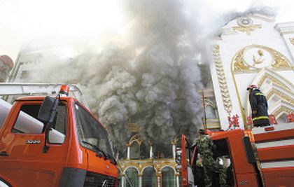 Пожар гасили более 100 пожарников в течение 4 часов. Фото с epochtimes.com