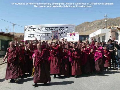 Акция протеста тибетских монахов против угнетения тибетского народа китайской компартией. Фото с stoptibetcrisis.net