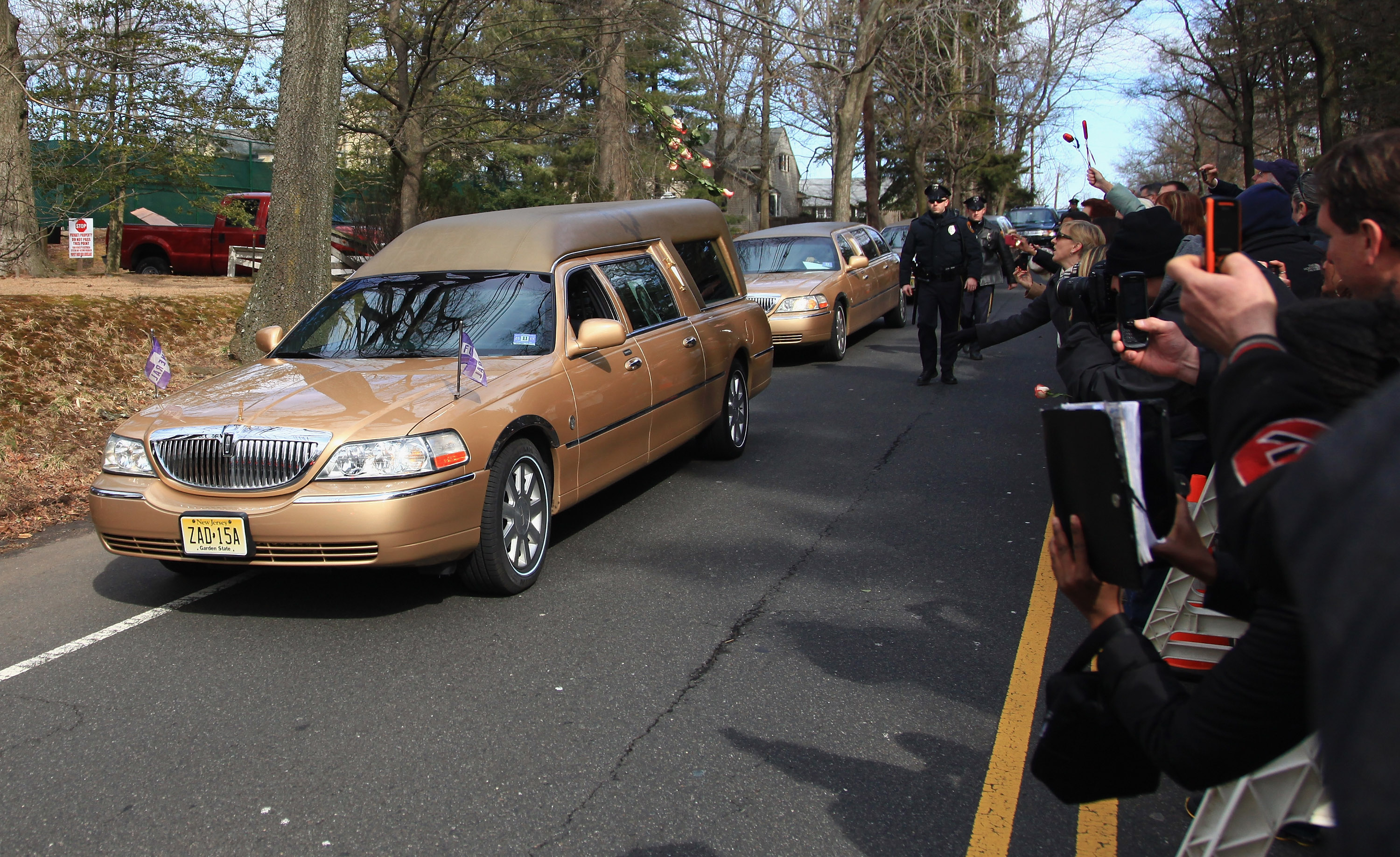 Автоэскорт с телом Уитни Хьюстон направляется к кладбищу. Фото: John W. Ferguson/Getty Images