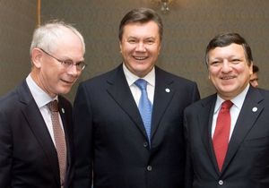 Голова Єврокомісії (справа) та голова ЄС (зліва) підтримуватимуть європейські амбіції України. Фото: прес-служба Президента України