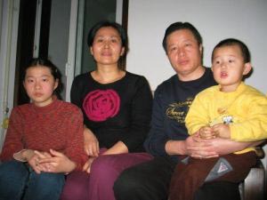 Адвокат Гао Чжишен со своей семьёй. Фото с epochtimes.com