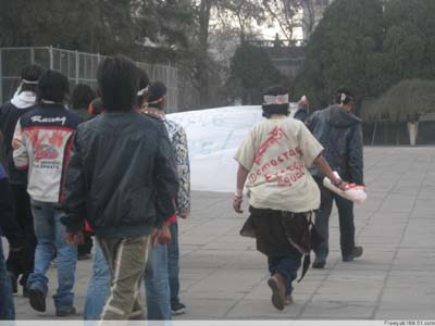 У різних містах Китаю пройшли акції протесту студентів тибетської національності. Фото з Phayul.com