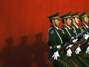 Согласно данным нового отчета, Народно-освободительная Армия участвует в массовых убийствах узников совести ради продажи их внутренних органов. Фото: China Photos/Getty Images