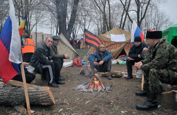 Проросійські активісти сидять біля барикад навпроти будівлі СБУ в Луганську 10 квітня 2014 року. Фото: GENYA SAVILOV/AFP/Getty Images