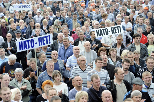 Люди тримають плакати «НАТО — ні!» під час мітингу прихильників самопроголошеної Донецької народної республіки, Донецьк, 18 червня 2014 року. Фото: Alexander KHUDOTEPLY/AFP/Getty Images