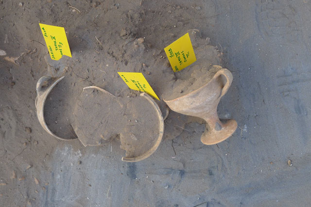 На місці розеопок було виявлено також і глиняний посуд (Фото з сайту Міністерства культури Греції)На місці розеопок було виявлено також і глиняний посуд (Фото з сайту Міністерства культури Греції)