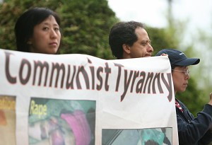 Протестующие держат плакаты напротив российского посольства, выступая против второй депортации последователей Фалуньгун, имевших статус беженцев ООН в Китай. Фото: Мэтью Хильбранд/Великая Эпоха