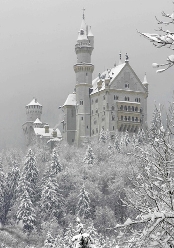 Замок Нойшванштайн розташований серед вкритих снігом альпійських вершин у Німеччині. Він був побудований наслідним принцом Баварії Людвіґом II, якого багато хто вважав диваком або і зовсім божевільним. Фото: JOHANNES SIMON/AFP/Getty Images