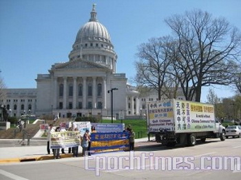 Грузовик тура и участники митинга возле здания законодательного собрания штата в Мэдисон, Висконсин. Фото: The Epoch Times