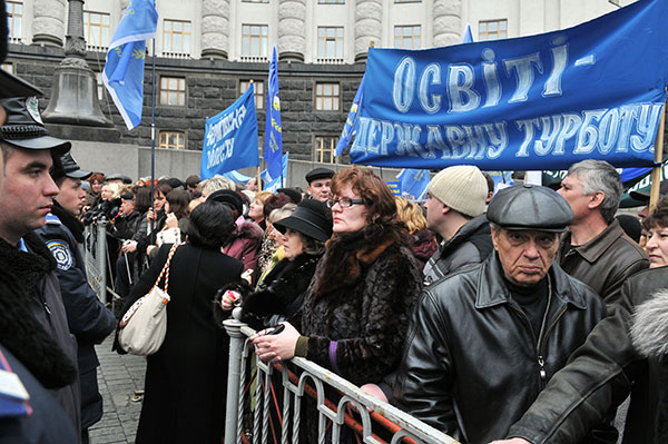 Понад 5 тисяч працівників освіти з різних регіонів України 22 березня вийшли до Кабінету Міністрів з вимогою підвищення зарплати. Фото: Володимир Бородін/The Epoch Times Україна