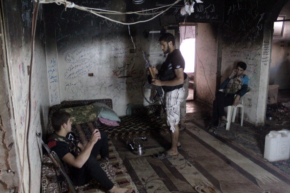 Сирійські бойовики в одній з квартир в північно-східному місті Сирії в Дейр-ез-Зорі (432 км від Дамаску), 3 жовтня 2013 року. Фото: AHMAD Aboud/AFP/Getty Images