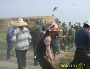 У листопаді цього року в Китаї відбулося щонайменше 4 випадки захоплення селянами в заручники місцевих чиновників під час актів протесту проти захоплення їхньої землі. Фото: Велика Епоха
