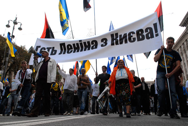 Українські націоналісти пройшли по Хрещатику з вимогою демонтувати пам'ятник Леніну. Фото: Володимир Бородін / The Epoch Times