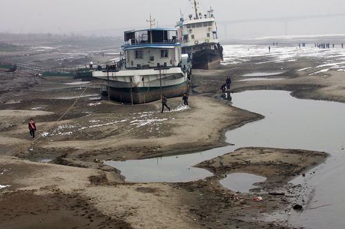 17 января 2008г. В реке Янцзы наблюдается самый низкий уровень воды с момента начала замеров (1866 г.). Фото: China Photos/Getty Images