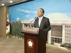 Утром 16 мая Член Парламента Кореи Парк Джа Ван выступил перед представителями СМИ относительно изъятия органов у живых людей в Китае. Фото: Великая Эпоха