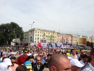 У Донецьку проходить багатотисячний марш опозиції в рамках акції «Вставай, Україно!». Фото: byut.com.ua
