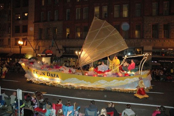 Човен Фалунь Дафа на Зоряному параді у Портленді (Фото: Allison Law)