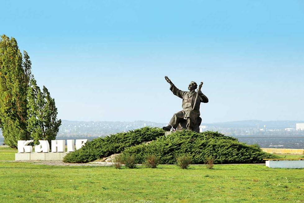 Пам'ятник Кобзарю у Каневі, визначному місті України. Фото: ukraine.autocentre.ua