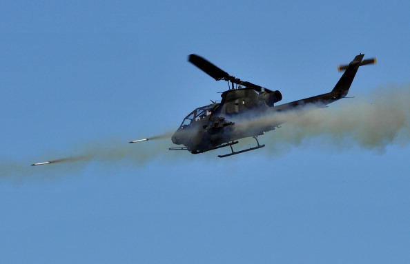 Южнокорейский вертолёт выпускает ракеты во время военных учений. Фото: JUNG YEON-JE/AFP/Getty Images