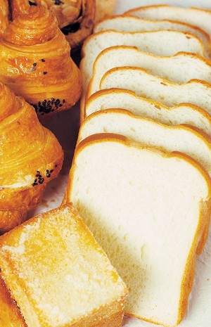 Угощение, приносящее вред? Пища, способствующая повышению сахара в крови, например,  белый хлеб и торты, может вызвать рак. Фото: Photos.com
