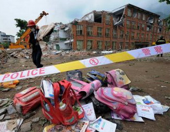 Детские рюкзаки, выкопанные из-под обломков землетрясения. Фото: Getty Images