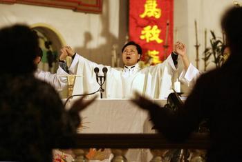 Китайские власти продолжают подавлять домашние христианские церкви. Фото: FREDERIC J. BROWN/AFP/Getty Images
