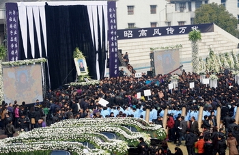 Пышные похороны в Китае. Провинция Чжэцзян. Март 2011 год. Фото: AFP