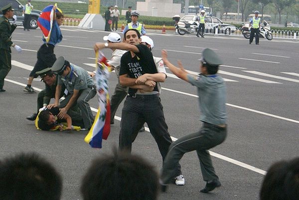 Полиция напала на участников акция в защиту свободы Тибета. 8 августа. Пекин. Фото: freetibet.com