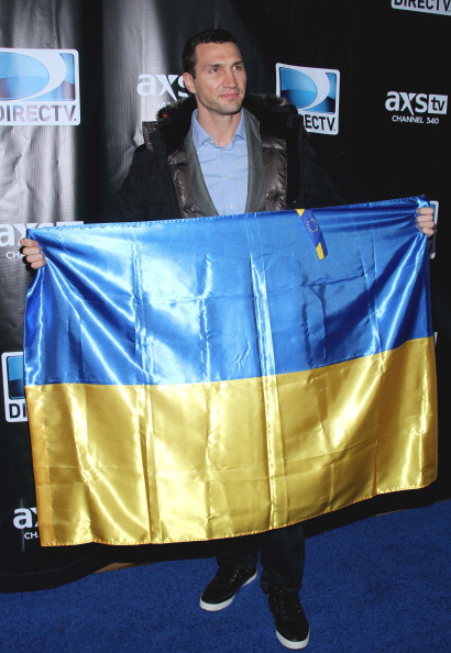 Володимир Кличко 1 лютого 2014 року позує на DirecTV в Нью-Йорку. Фото: Rob Kim/Getty Images for DirecTV