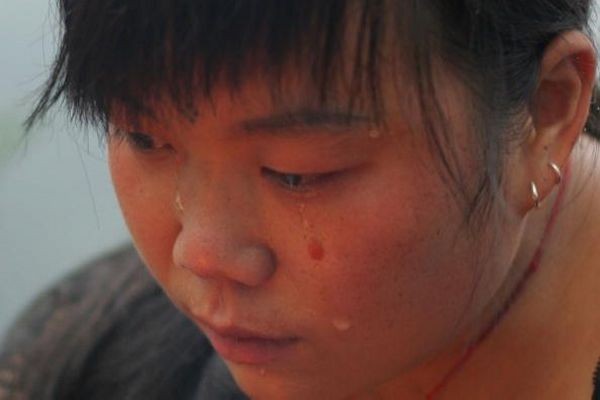 Численні родичі загиблих від землетрусу в провінції Сичуань рівно через 100 днів після трагедії вирушили в поетрпілі райони вшанувати пам'ять загиблих. Фото: China Photos/Getty Images 