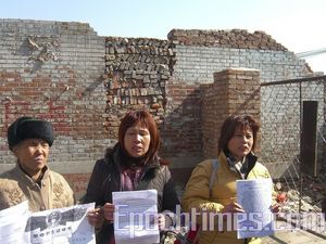 Апелянти м. Лючжоу провінції Гуансі, будинок яких був знесений без їхньої згоди. Фото: Велика Епоха