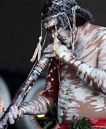 Священное знание... Для аборигенов Арнемленда дидгериду является частью самого зарождения жизни и культуры, инструментом, который передаёт священное знание. Фото: Sergio Dionisio/Getty Images