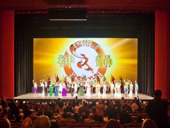 Shen Yun Performing Arts открыл занавес Оперного театра в Кеннеди-центре. Вашингтон. Фото: Роберт Каунтс/The Epoch Times