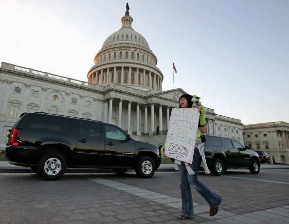 ФОТО Американка протестує 30 вересня 2013 року біля Капітолію у Вашингтоні, округ Колумбія, проти нездатності Конгресу і законодавців прийняти бюджет. Фото: Chip Somodevilla/Getty Images