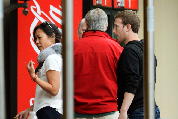 Гендиректор Facebook Марк Цукерберг (праворуч) слід за дружиною Присциллой Чан 11 липня 2013 р. у Сан-Веллі, штаті Айдахо. Фото: Kevork Djansezian/Getty Images