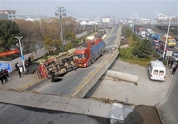 Обрушилася естакада завдовжки 120 м. Провінція Чжецзян. Китайська Народна Республіка. Фото: blog.tianya.cn