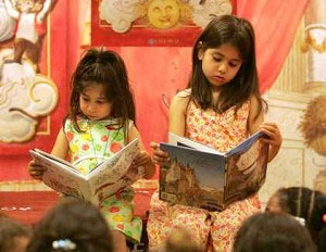 Дети читают книги. Фото: Фрэнк Майслотта/Getty Images