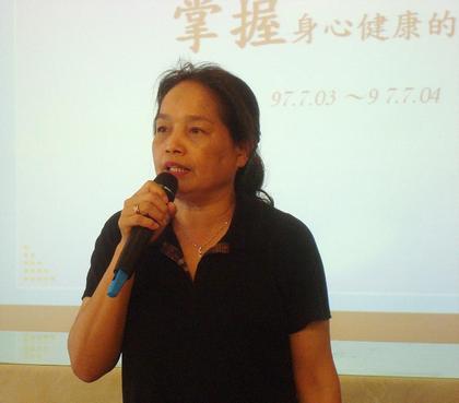 Директор школы г-жа Чжан Чунин, выступила на церемонии открытия семинара. Фото с minghui.org