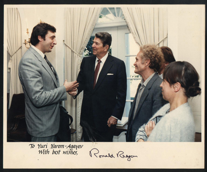 Юрій Ярим-Агаєв (зліва) розмовляє з президентом США Рональдом Рейганом в Білому Домі 7 жовтня 1986 року. Фото люб'язно надано Ю. Ярим-Агаєвим