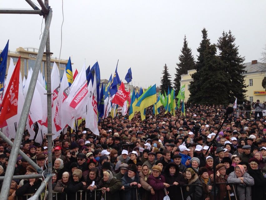 Перед мітингом сили опозиції пройшлися маршем по центру міста.