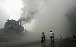 Забруднення, яке створює фабрика міста Юйтянь (Yutian) за 100 км на схід від м. Пекіна на північному заході провінції Хебей. Фото: Peter Parks/AFP/Getty Images
