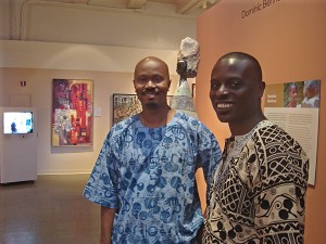Кураторы выставки современного африканского искусства: Питер Сваникер (слева) и Квамина Эвузи (справа). Фото: Джошуа Филипп/Великая Эпоха