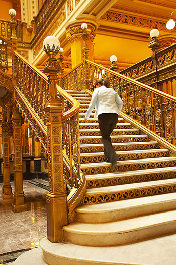 Можливо, нам слід уже сьогодні почати підніматися сходами пішки, а не чекати результатів дослідження. Кількість кроків, які ми робимо щодня, впливає на наше здоров'я. Фото: Photos.com