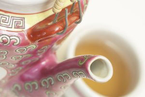 'Вкус чая, который был собран с любовью и приготовлен по традиционной, древней технологии, гораздо богаче вкуса чая, приготовленного по современным фабричным технологиям'. Фото: photos.com